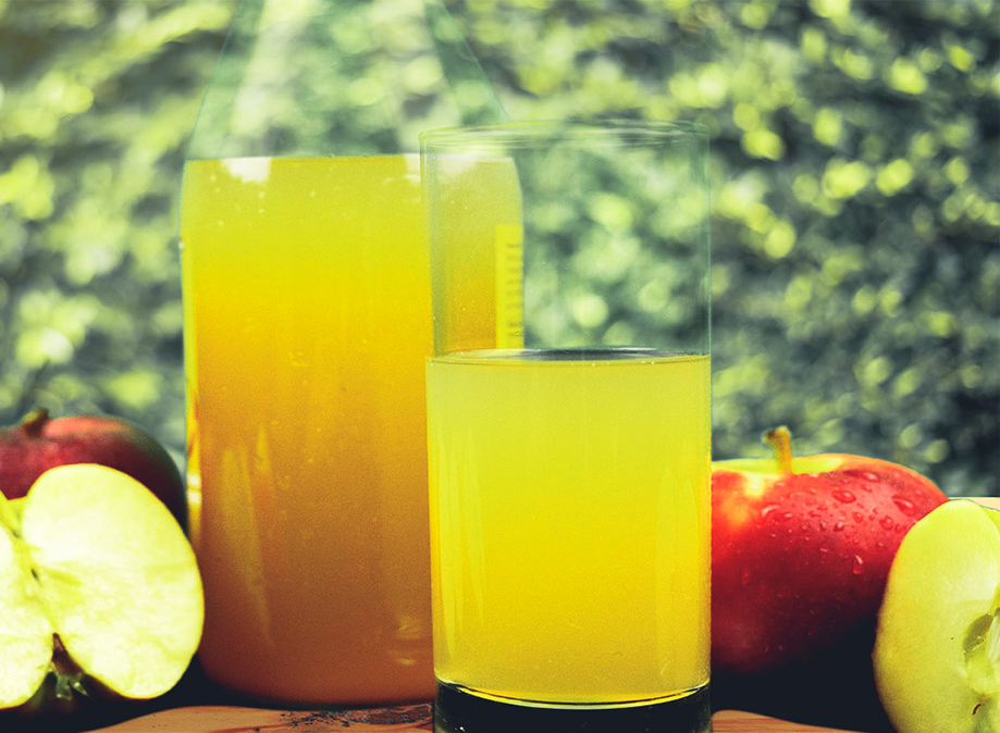 Apfelsaft im Glas mit Äpfeln